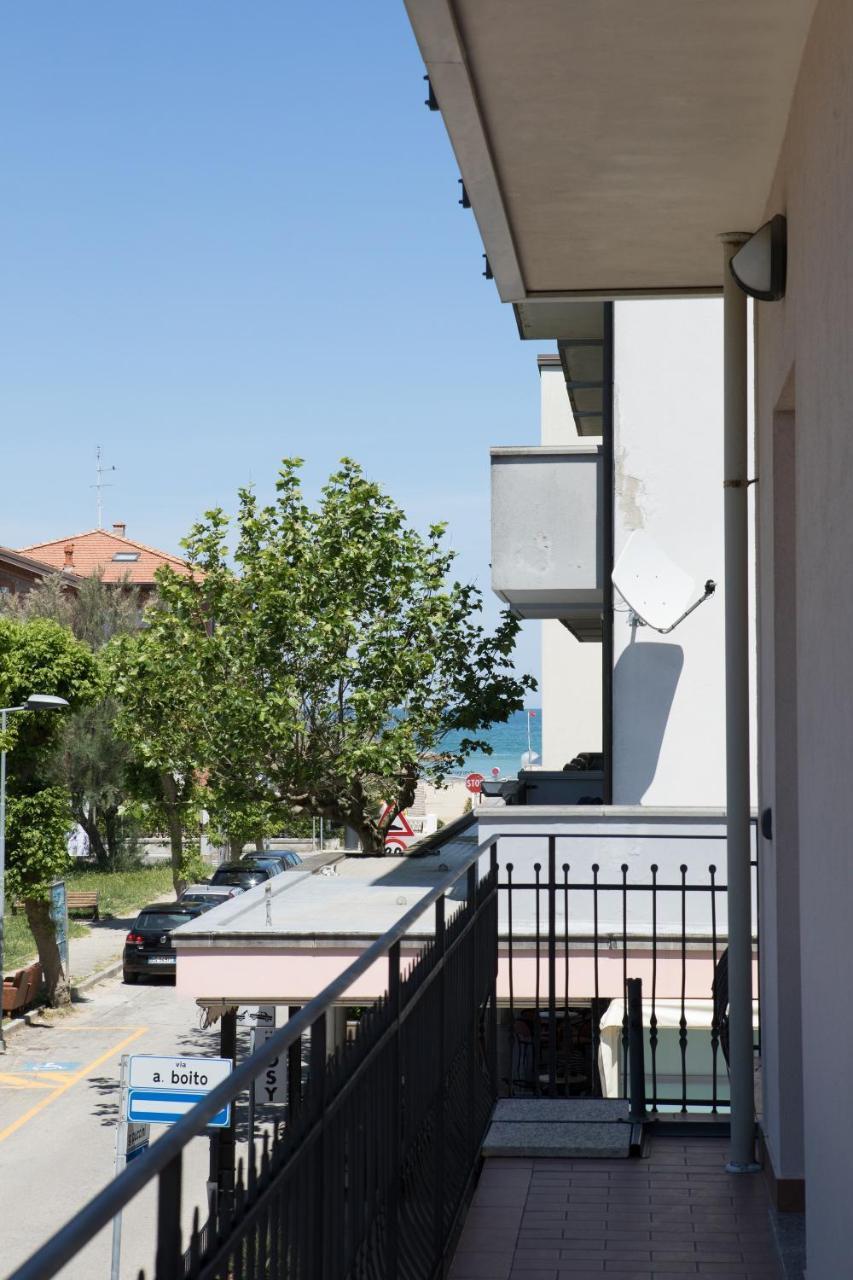 Residence Tre Trilo&Suites Римини Экстерьер фото
